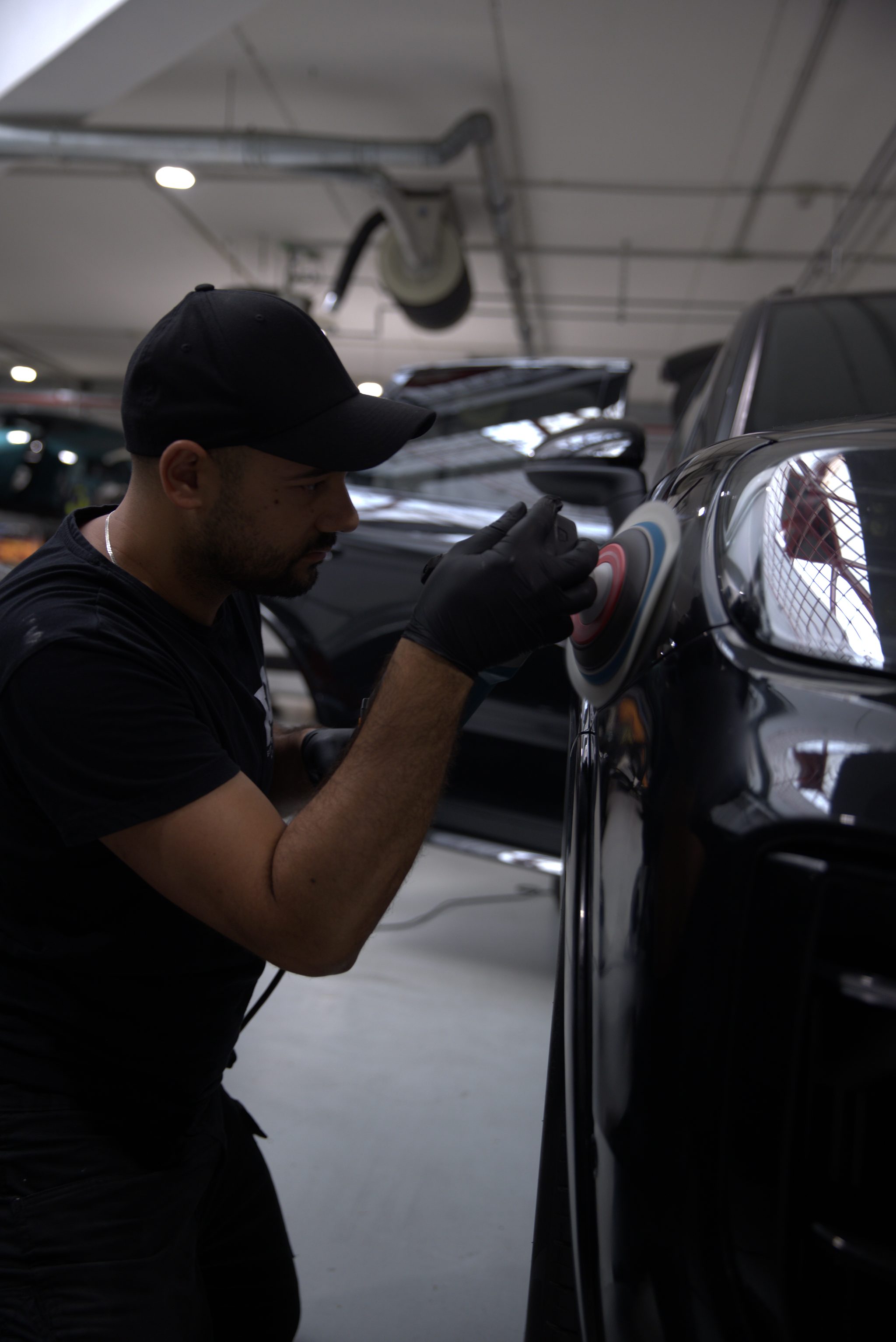Lucidatura della carrozzeria in corso — Elite Detailing Milano
