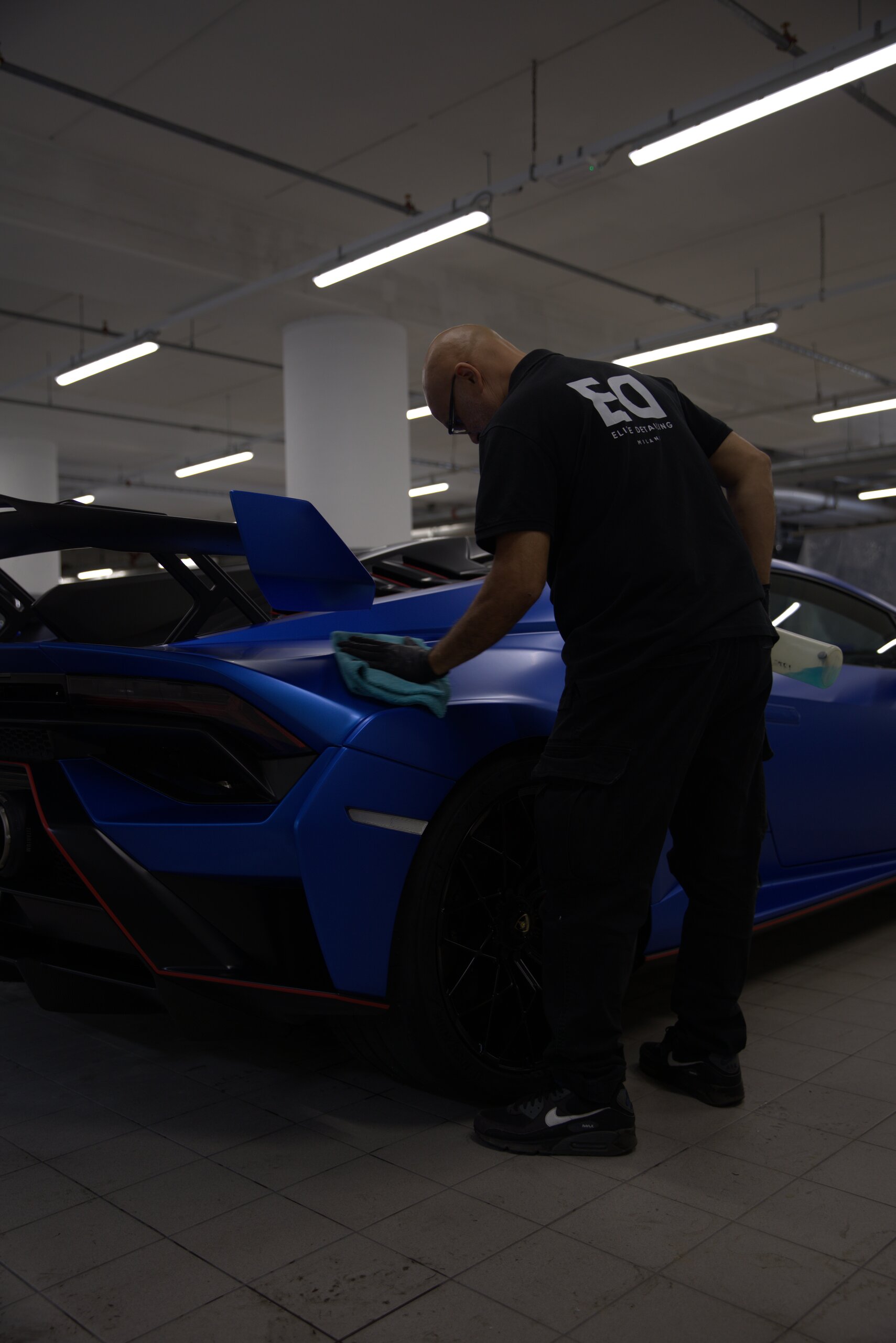 Applicazione della pellicola per il car wrapping — Elite Detailing Milano